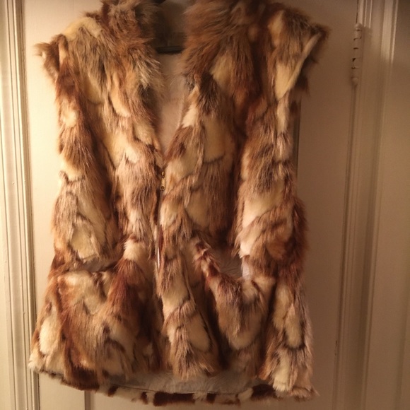Handmade faux fur vest with hood. Zip front. Pocketed. Size 2XL. Worn about 10x. - Picture 3 of 6